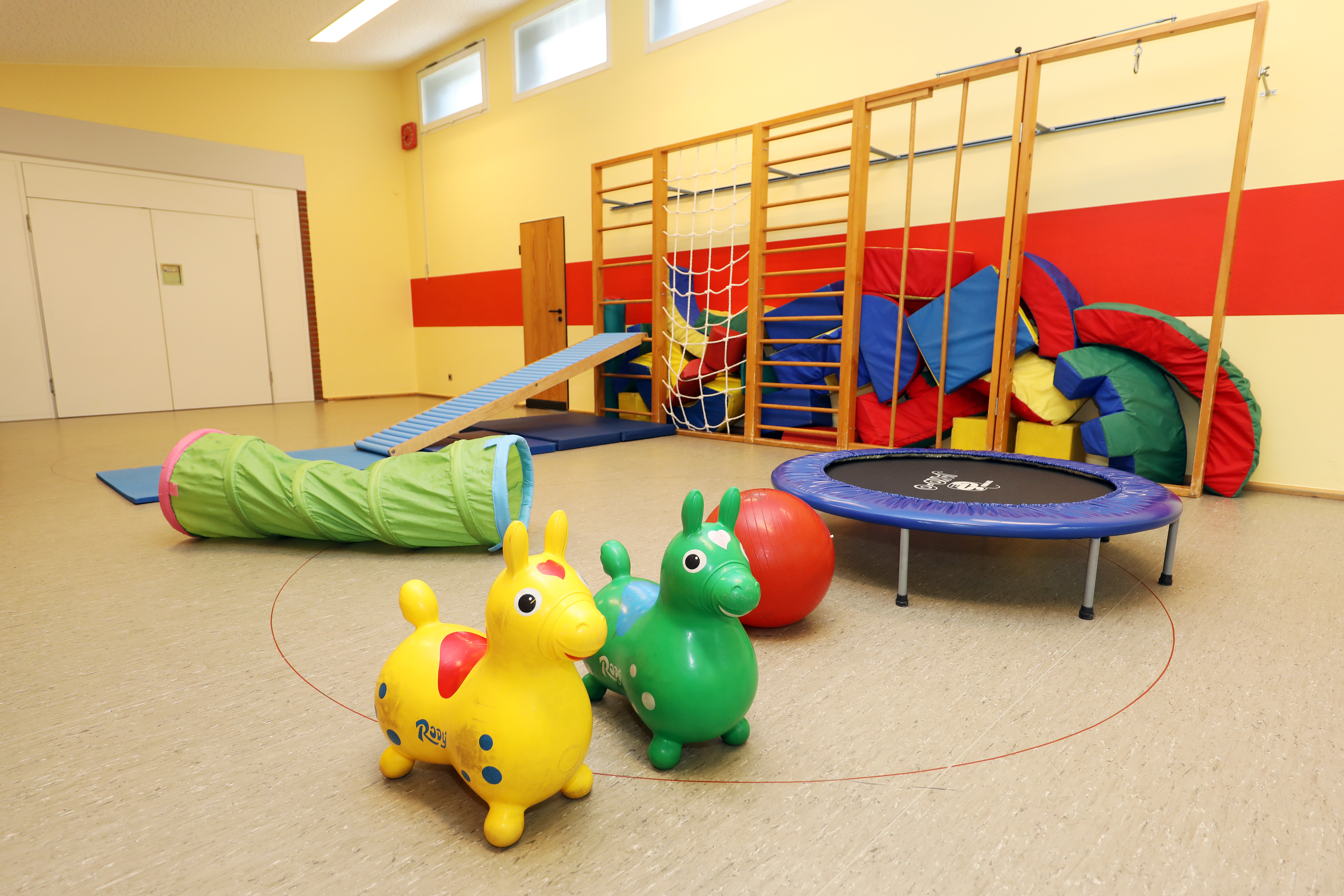 Hier sehen sie unsere Turnhalle mit der Sprossenwand und einigem an Spiel- und Bewegungsmaterial