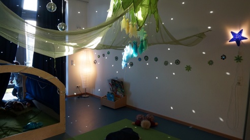 In diesem Raum können die Kinder entspannen, sich wohlfühlen und Geborgenheit erfahren.