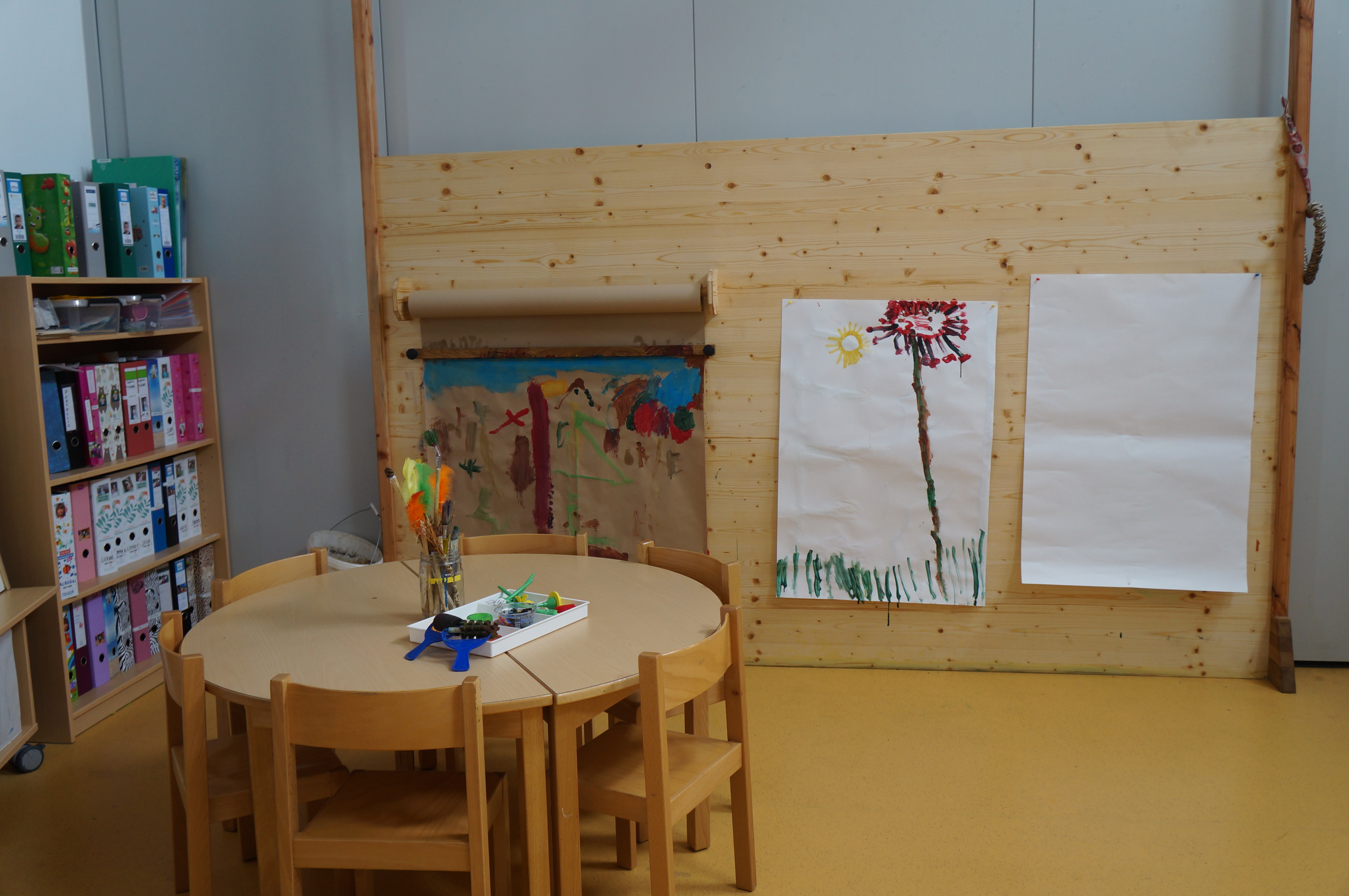 Beim Malen an der neuen Malwand, haben  die Kinder die Möglichkeit ihren kreativen Ideen freien Lauf zu lassen